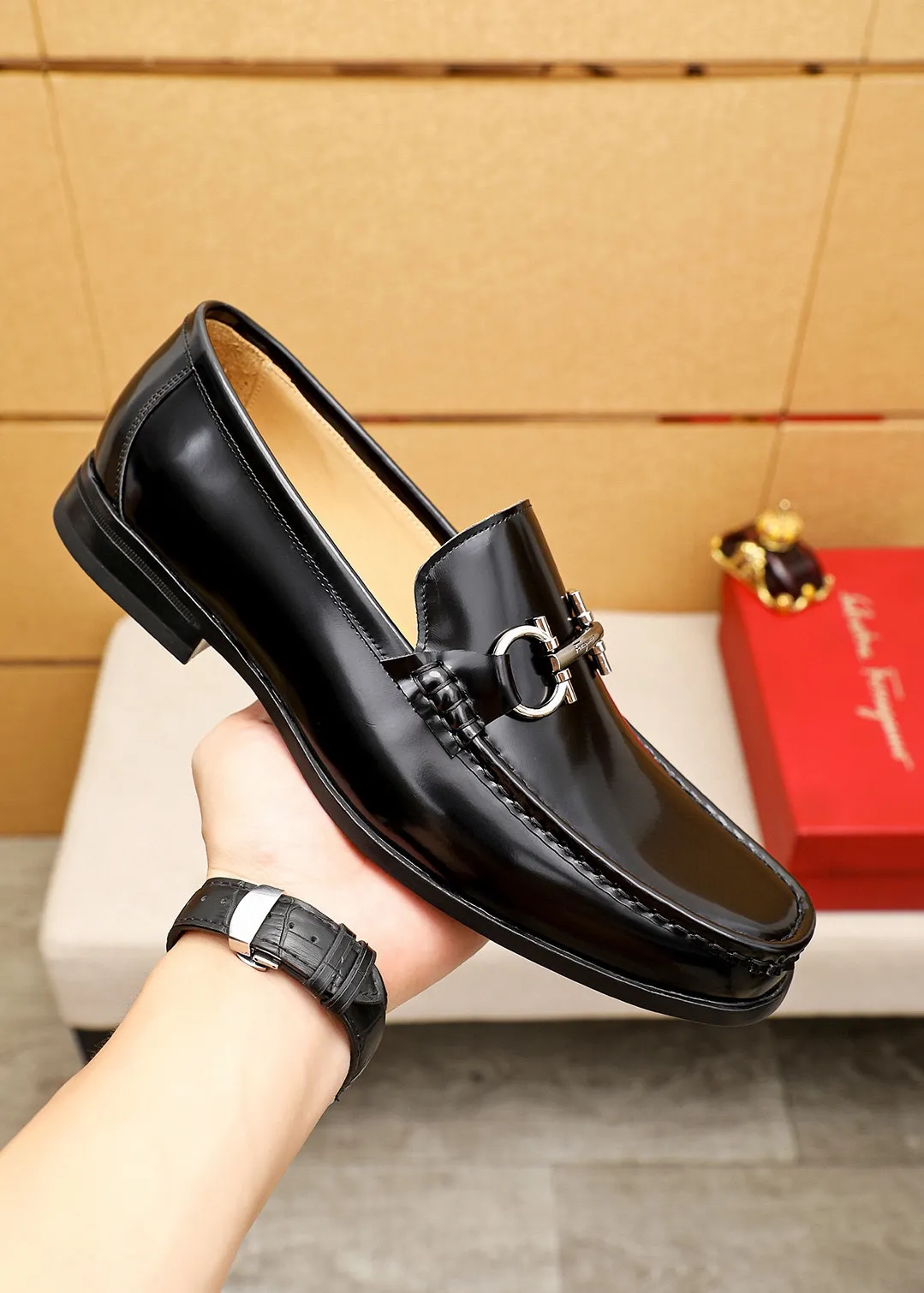 Men's shoes 💰460 💐 Product trademark: Ferragamo "Ferragamo" casual leather shoes Regular size: 38-44 (45.46🉑️customized) Product materials: Selected imported first-layer open-edge beaded cowhide leather upper + luxury hardware buckle, imported water-dyed cowhide leather lining. Strong three-dimensional visual effect, original rubber outsole Color: 1⃣️color optional
